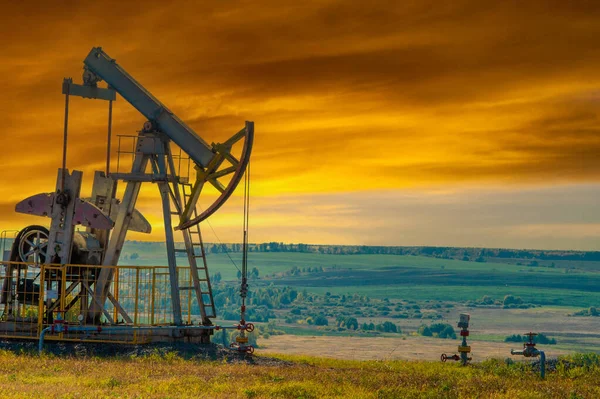 Öljynporauslautan Pumppu Keinutuoli Taustaa Vasten Syksyn Metsän Auringonlaskun Polttoaine Luonnonvarat — kuvapankkivalokuva