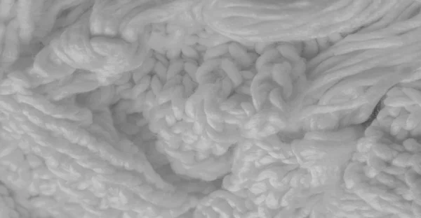 白いニットウールスカーフ 大きなチュンキーニット ゴージャスな冬の手作りウールスカーフ 深い雪のバンド 首のための暖かい柔らかい白い — ストック写真