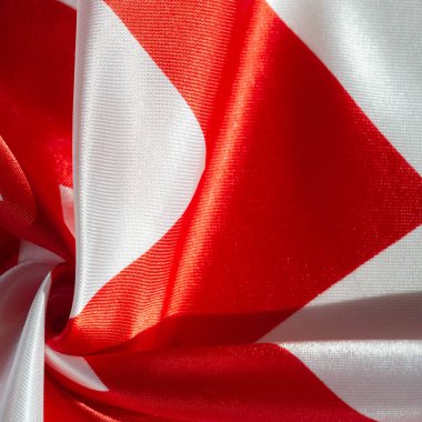 Zigzag ipeği, kırmızı ve beyaz krep. Labirent, Küp, Geometrik Yazdırma Kumaşı. Arkaplan dokusu, desen