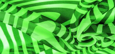 İpek kumaş, yeşil ve beyaz soyut çizgiler. Soyut beyaz ve yeşil desenlerin sihirli formu. Retro modern dekor, tekstil sanatı, tasarım, doku, arkaplan, kalıp