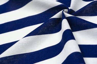 Pamuk kumaş, beyaz ve mavi çizgili. Katı lakonik tasarım. Modern geometrik arka planlar. Desen arkaplan deseni