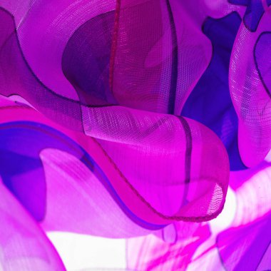 Beyaz, kırmızı ve mavi geometrik renkler, ince yapışkan ipekten bir peçe gibi. Organza deseni. Doku ince örülmüş kumaş - şeffaf,