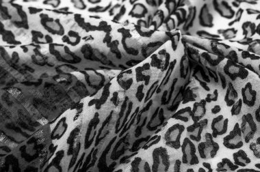 İpek kumaştan siyah beyaz leopar desenli. Leopar desenli hafif ipek senin tasarımına mükemmel uyacak, şık görünüyor ve kaba değil! Doku, arkaplan, desen