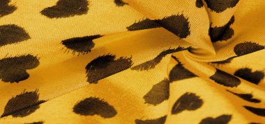 Sarı ipekli kumaş. Kara kalp baskısı, doku arka plan, desen, kartpostal