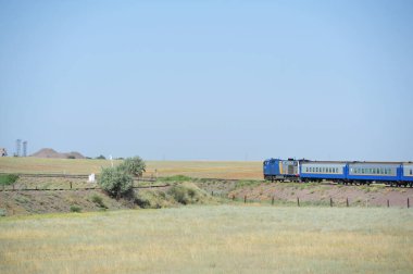Demiryolu, demiryolu, demiryolu, yükseltilmiş. Step.- bir ulaşım aracıdır ve Büyük Ovalar 'ın raylarında bulunan raylar üzerinde hareket eden kamyonların yolcularıdır. Kazakistan bozkırı harikadır..