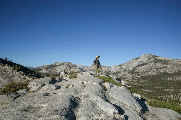 Yosemite Ulusal Parkı Ndaki Bir Dağın Tepesinde Mola Veren Yürüyüşçü — Stok fotoğraf