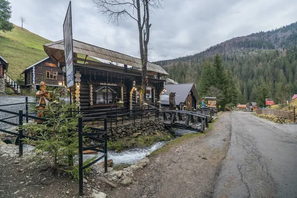 Karpaten, Ukraine - Mai 2021. erstaunliche Aussicht auf die berühmten ukrainischen Berge Karpaten. Malerische Landschaft. Ein beliebtes Touristenziel für Sommer- und Winterurlaub. — Stockfoto