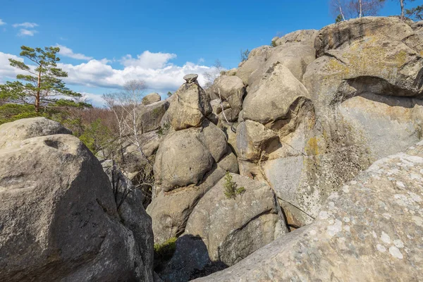 Paysage estival, roches de Dovbush dans les Carpates en Ukraine. Voyage à la montagne. — Photo