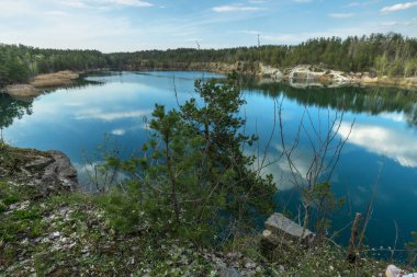 Korostyshevsky taş ocağı, Korostyshev, Zhytomyr bölgesinin dışındaki granit ocağını sular altında bıraktı. Peyzaj