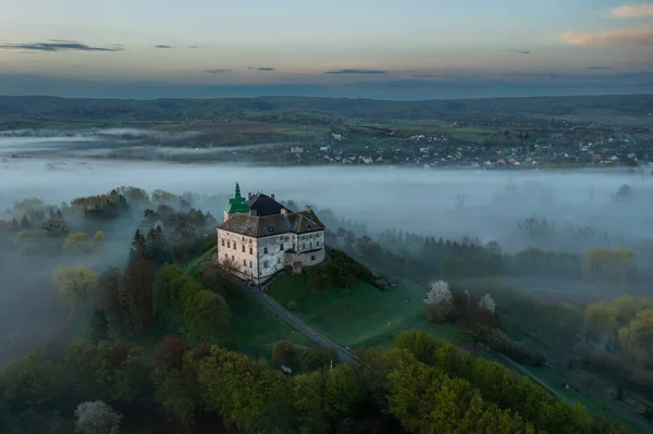 Vista Aérea Castelo Olesko Castelo Muito Bonito Nevoeiro Tempo Escuro — Fotografia de Stock