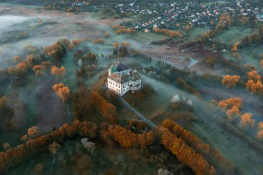 Olesko kalesinin havadan görünüşü. Sisli karanlık havada çok güzel bir kale. Lviv bölgesi, Ukrayna. Turizm, seyahat.