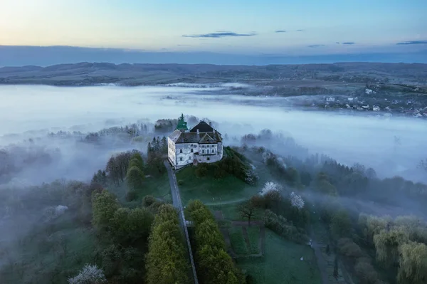 Vista Aérea Castelo Olesko Castelo Muito Bonito Nevoeiro Tempo Escuro — Fotografia de Stock