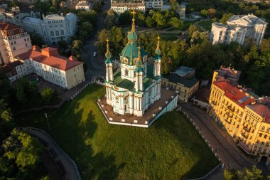 St. Andrew Kilisesi ve St. Andrew Sokağı 'nın havadan görünüşü Kiev şehrinin en önemli manzaralarından biridir. Podolsk bölgesinin şehir manzarası. Turizm, dinlenme, tatil.