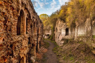 Tarakanovsky Fort Dubensky Fort, New Dubenskaya Kalesi, 19. yüzyılda Rivne bölgesinin Dubna bölgesinde Tarakanov köyü yakınlarında bulunan mimari bir anıttır. Manzara, hava manzarası