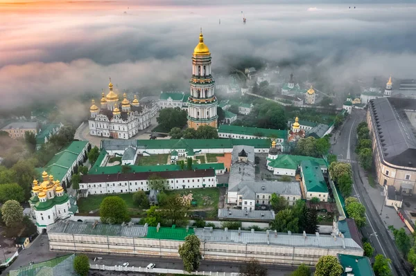 Şafak vakti yoğun sis ile kaplı Kiev-Pechersk Lavra 'nın hava manzarası. Kiev, Ukrayna
