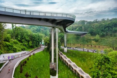 İHA 'dan hava görüntüsü, sisli sabahın erken saatleri Kiev' de yaya bisiklet köprüsü.