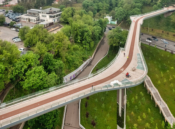 Вид с беспилотника, ранним туманным утром, пешеходный велосипедный мост в Киеве