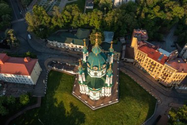 St. Andrews Kilisesi ve St. Andrews Caddesi 'nin hava manzarası Kiev şehrinin en önemli manzaralarından biridir. Podolsk bölgesinin şehir manzarası. Turizm, dinlenme, tatil.