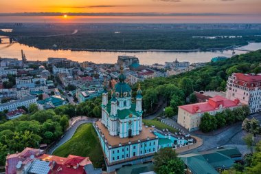 Şafak vakti, Kiev şehrinin en ünlü manzaralarından biri olan St. Andrew Kilisesi 'nin hava manzarası. Şehir konsepti, turizm, tatil, seyahat