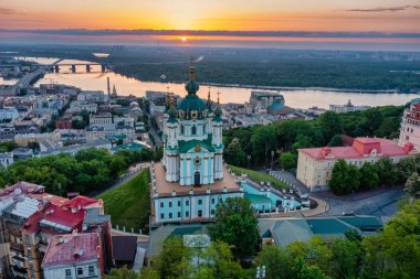 Şafak vakti, Kiev şehrinin en ünlü manzaralarından biri olan St. Andrew Kilisesi 'nin hava manzarası. Şehir konsepti, turizm, tatil, seyahat