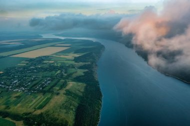 Güzel hava manzarası, gün batımı, Dinyester nehri üzerindeki sis, Bakota, Ukrayna.