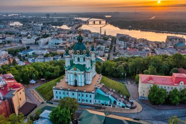 Şafak vakti, Kiev şehrinin en ünlü manzaralarından biri olan St. Andrew Kilisesi 'nin hava manzarası. Şehir konsepti, turizm, tatil, seyahat