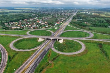 Çok katlı taşıma kavşağı, hava manzarası açık güneşli yaz günü, yeşil çimenler. Yaz endüstriyel manzarası.
