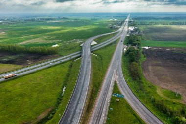 Çok katlı taşıma kavşağı, hava manzarası açık güneşli yaz günü, yeşil çimenler. Yaz endüstriyel manzarası.