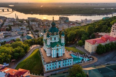 Şafak vakti, Kiev şehrinin en ünlü manzaralarından biri olan St. Andrew Kilisesi 'nin hava manzarası. Şehir konsepti, turizm, tatil, seyahat
