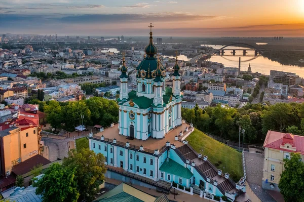 Şafak vakti, Kiev şehrinin en ünlü manzaralarından biri olan St. Andrew Kilisesi 'nin hava manzarası. Şehir konsepti, turizm, tatil, seyahat