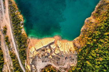 Taş ocağı ve güzel mavi turkuaz suyu olan altın plaj. Bir İHA 'dan havadan fotoğraf. Ukrayna. konsept, tatil, seyahat, doğa ve manzara
