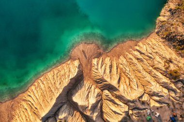 Taş ocağı ve güzel mavi turkuaz suyu olan altın plaj. Bir İHA 'dan havadan fotoğraf. Ukrayna. konsept, tatil, seyahat, doğa ve manzara