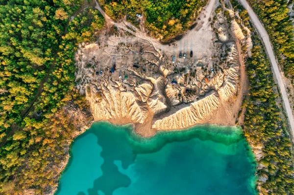 Taş ocağı ve güzel mavi turkuaz suyu olan altın plaj. Bir İHA 'dan havadan fotoğraf. Ukrayna. konsept, tatil, seyahat, doğa ve manzara