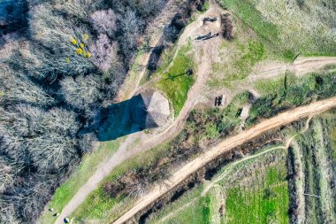 Vytachev Ormanı Ukrayna 'nın en büyük tektonik yapısının yamacında yer almaktadır. Vytachiv, Kyiv bölgesi. Ukrayna simgeleri. Hava fotoğrafçılığı. Yurtiçi turizm