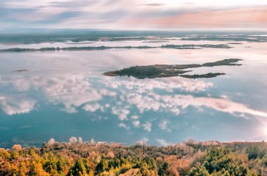 Ukrayna 'nın en büyük tektonik yapısının yamacında yer alan Vitachev köyündeki Dinyeper Nehri manzarası yukarıdan görülüyor. Vitachev, Kiev bölgesi Ukrayna manzaralı. yerel turizm