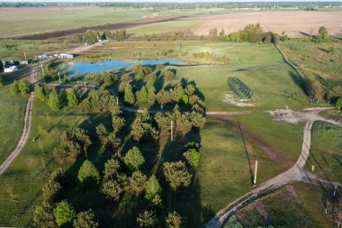 Parktaki çok renkli lalelerin havadan görünüşü, daireler, labirent ve diğer şekiller şeklinde ekilmiş. İHA atışı. Doğal yaz mevsimi..