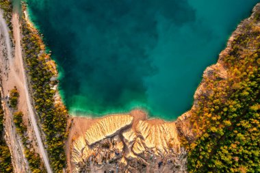 Taş ocağı ve güzel mavi turkuaz suyu olan altın plaj. Bir İHA 'dan havadan fotoğraf. Ukrayna. konsept, tatil, seyahat, doğa ve manzara
