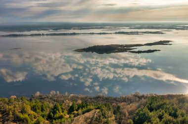 Ukrayna 'nın en büyük tektonik yapısının yamacında yer alan Vitachev köyündeki Dinyeper Nehri manzarası yukarıdan görülüyor. Vitachev, Kiev bölgesi Ukrayna manzaralı. yerel turizm