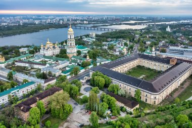Şafak vakti Kiev-Pechersk Lavra 'nın havadan görünüşü şehrin ana ilgi odağı. Kiev, Ukrayna