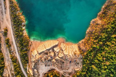 Taş ocağı ve güzel mavi turkuaz suyu olan altın plaj. Bir İHA 'dan havadan fotoğraf. Ukrayna. konsept, tatil, seyahat, doğa ve manzara