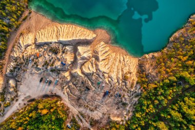 Taş ocağı ve güzel mavi turkuaz suyu olan altın plaj. Bir İHA 'dan havadan fotoğraf. Ukrayna. konsept, tatil, seyahat, doğa ve manzara