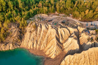 Taş ocağı ve güzel mavi turkuaz suyu olan altın plaj. Bir İHA 'dan havadan fotoğraf. Ukrayna. konsept, tatil, seyahat, doğa ve manzara