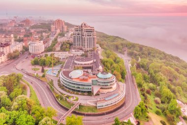 Şafak vakti Salut Hotel 'in güzel manzarası kalın sis altında, Glory Square, Kiev City, Ukrayna hava manzarası, güzel manzara.
