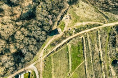 Vytachev Ormanı Ukrayna 'nın en büyük tektonik yapısının yamacında yer almaktadır. Vytachiv, Kyiv bölgesi. Ukrayna simgeleri. Hava fotoğrafçılığı. Yurtiçi turizm