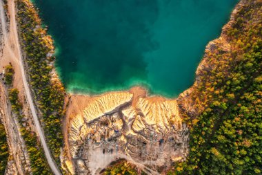Taş ocağı ve güzel mavi turkuaz suyu olan altın plaj. Bir İHA 'dan havadan fotoğraf. Ukrayna. konsept, tatil, seyahat, doğa ve manzara