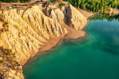 Taş ocağı ve içinde güzel mavi su olan plaj. Bir İHA 'dan havadan fotoğraf. Ukrayna. konsept, tatil, seyahat, doğa ve manzara