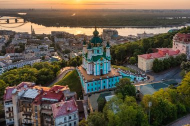 Şafak vakti, Kiev şehrinin en ünlü manzaralarından biri olan St. Andrew Kilisesi 'nin hava manzarası. Şehir konsepti, turizm, tatil, seyahat