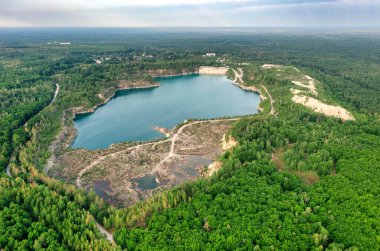 Göl ve yeşil ormanlarla çevrili güzel mavi turkuaz suyu olan sahil. Bir İHA 'dan havadan fotoğraf. Ukrayna. konsept, tatil, seyahat, doğa ve manzara