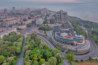 Şafak vakti Salut Hotel 'in güzel manzarası kalın sis altında, Glory Square, Kiev City, Ukrayna hava manzarası, güzel manzara.