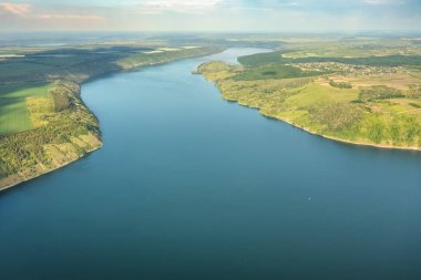 Dinyester Nehri 'nin küçük bir kolunda muhteşem bir hava manzarası. Resimli kıyıları var. Ulusal Doğa Parkı Podilski Tovtry, Dinyester Nehri, Ukrayna. Uçan İHA 'dan güzel manzara.